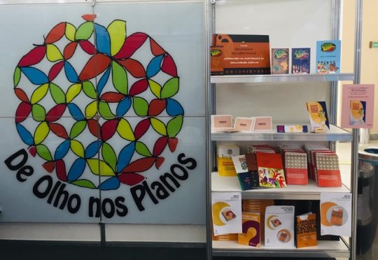 Estande da iniciativa De Olho nos Planos no 17º Fórum Nacional da Undime Guia Educação Infantil